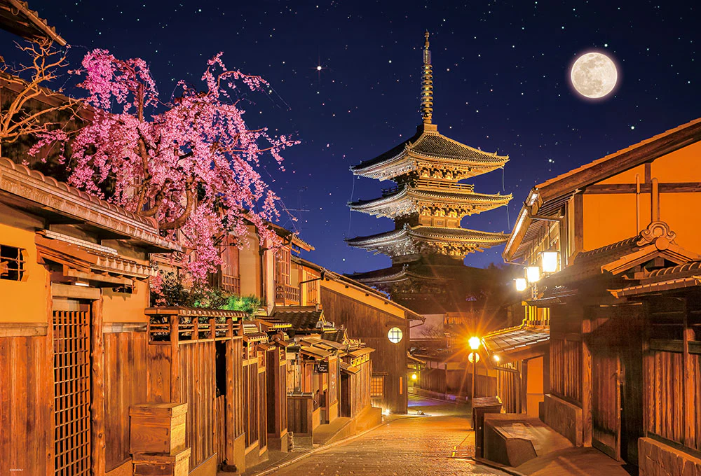 月夜の八坂の塔