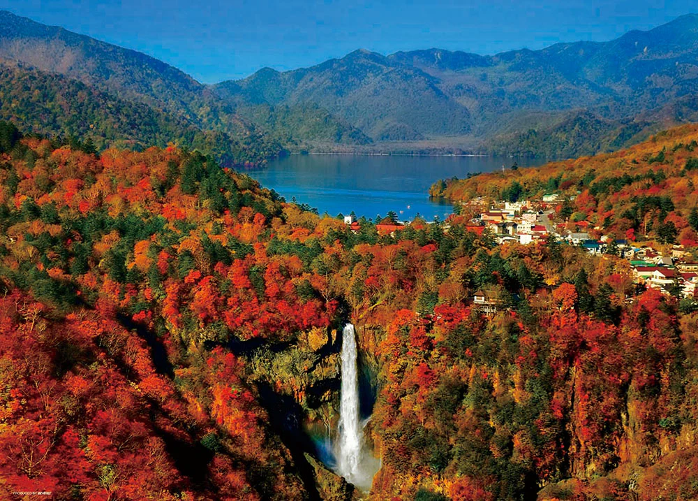 煌めく紅葉と華厳の滝